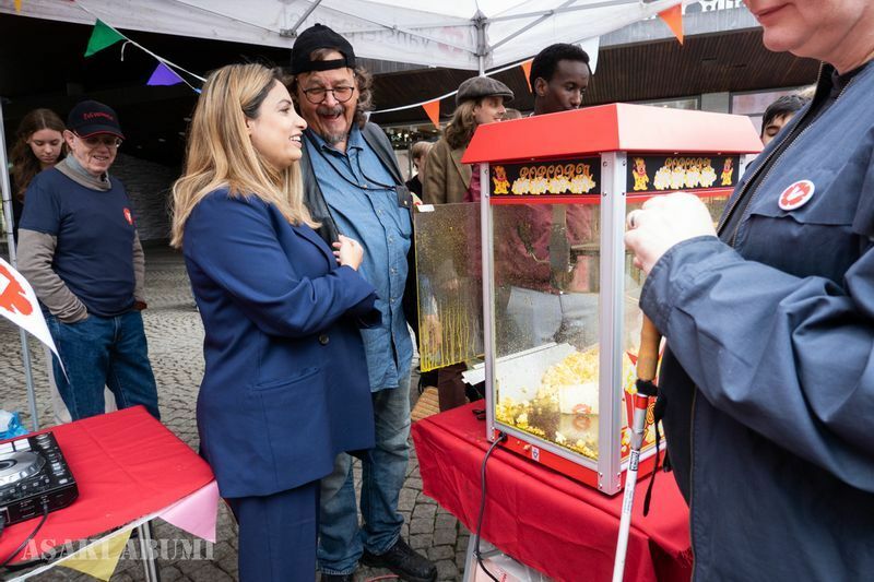 左翼党ではポップコーンなどのお菓子も無料配布し、ダドゴスタル党首（左の女性）も演説にかけつける　筆者撮影