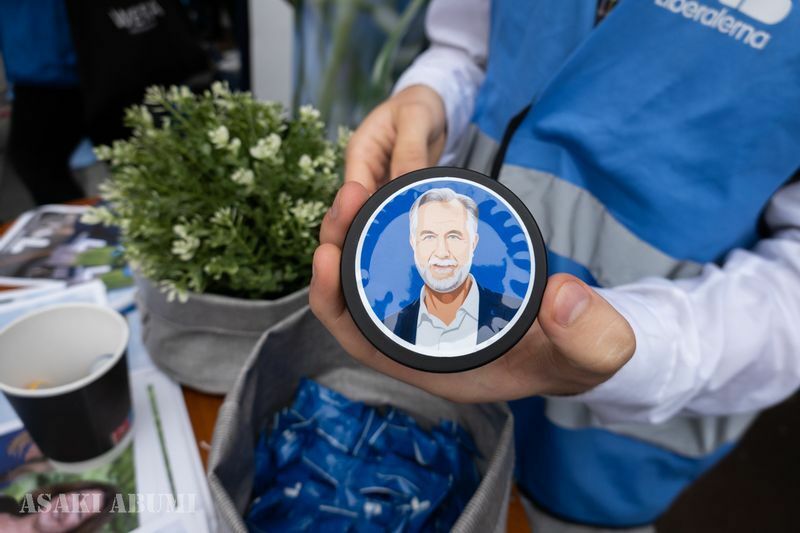 スウェーデンは噛みタバコ利用者が多く、使用済みの噛みタバコを入れるケースを自由党が無料配布。箱には党首の顔写真シール　筆者撮影