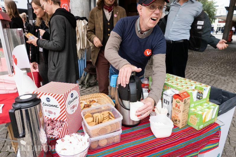 どの政党もたくさんのお菓子、コーヒー、お茶、ジュースを用意して、市民との政治の会話を楽しんでいた　筆者撮影