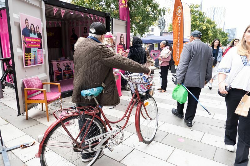 自転車で立ち寄る市民も多い。飲食物や政策パンフレットをもらったり、政党に質問したりする　筆者撮影