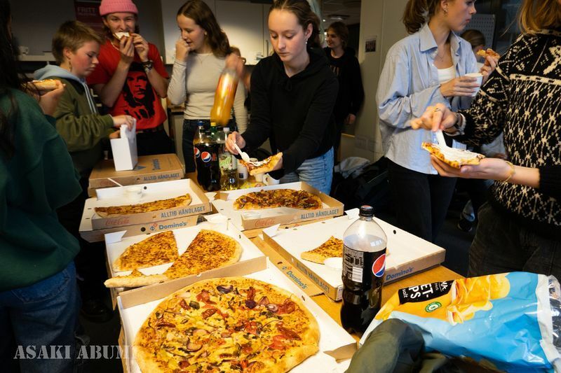 ピザは北欧のどの政党でも食べる食事だ。この国の政策は、ピザとコーラでできているといっても過言ではない（大人の集まりだとコーヒーが追加される） 筆者撮影