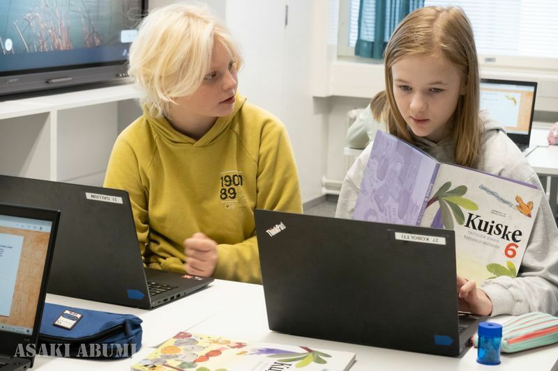 フィンランドのヴァットゥニエミ小学校での国語の授業。ノートパソコンを使いながらゲーム感覚で文法を学ぶ　筆者撮影