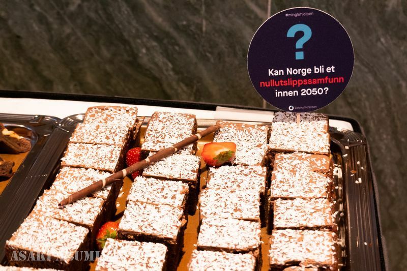 開催現場でデザートととして出たケーキの横には「ノルウェーは2050年までにゼロエミッション社会になれるか？」という問いが　筆者撮影