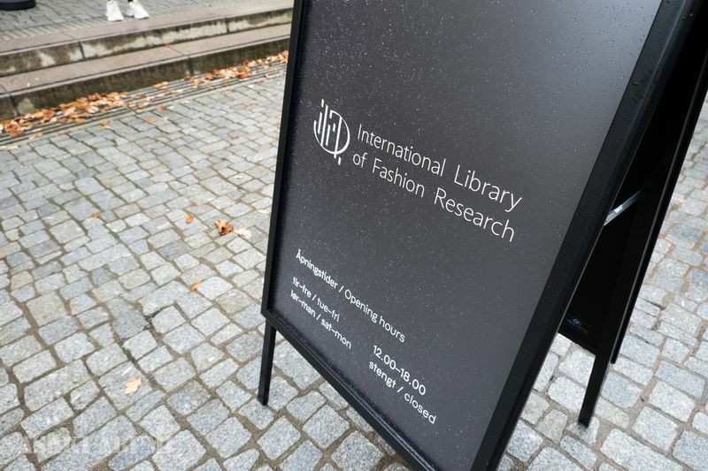 ノルウェーの国立美術館という「ノルウェーらしさ」を重視していそうな空間にありながら、この図書館はノルウェー語を徹底的に使わずにいる　筆者撮影