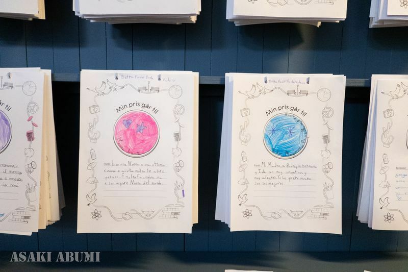 ノーベル平和センターの壁に貼られた「私の賞は〇〇に授与」。子どもが自分で受賞者を選んでおり、親の名前などがある　筆者撮影