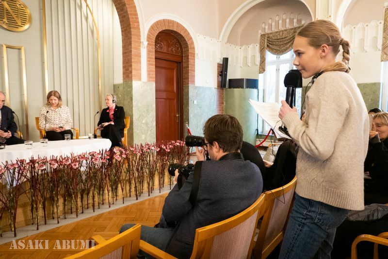 若者新聞の中学生記者も受賞者に現地の子どもの様子を聞き、同世代のノルウェー読者に伝える　筆者撮影