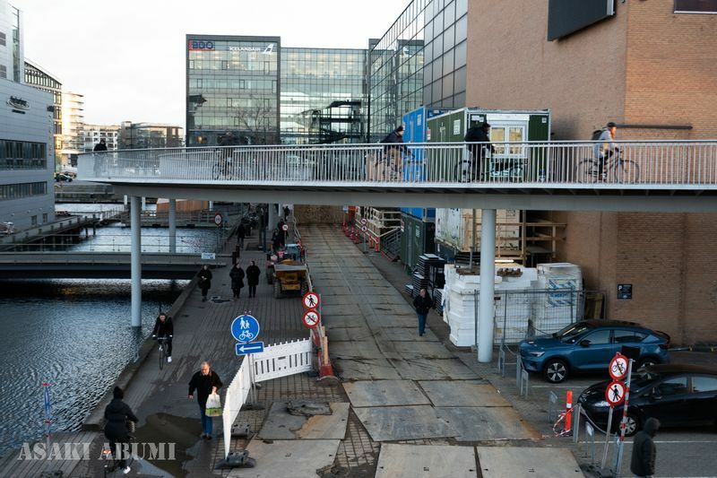 自転車専用の橋（上）と歩道（下）、コペンハーゲンは道路の分配に長けている　筆者撮影