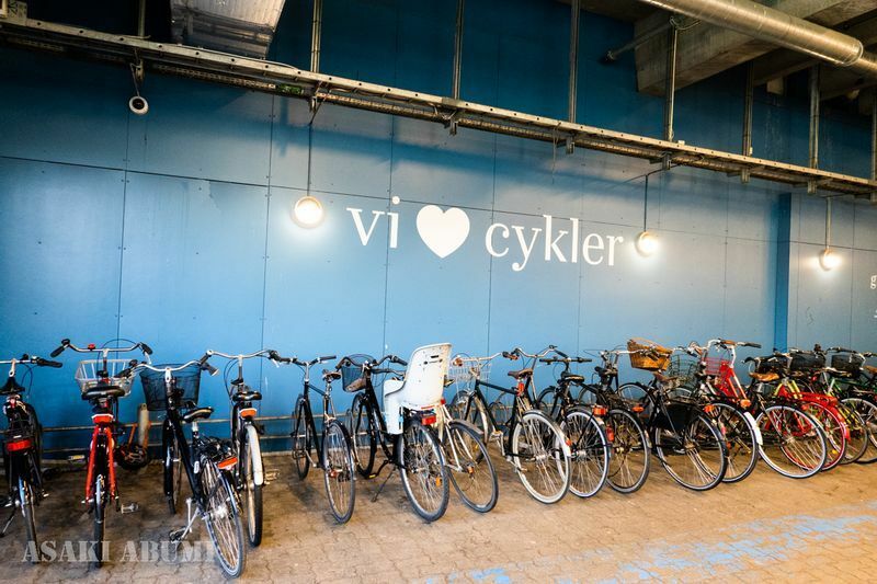 自転車駐輪場の壁には「私たちは自転車が大好き」の文字が　筆者撮影