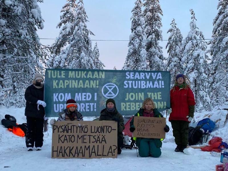2023年1月にフィンランド北部・コラリにあるAalistunturiの森林を守るためにエクスティンクション・レベリオンの抗議活動に参加したイーダさん　写真：本人提供