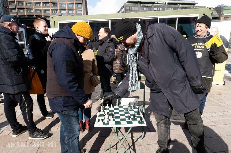 フィン人党の選挙小屋では立候補者と市民がチェスをしていた　ヘルシンキ、筆者撮影