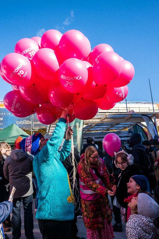 立候補者の番号と名前が刻まれた風船をプレゼント。風船は子どもに人気がある　ヘルシンキ、筆者撮影