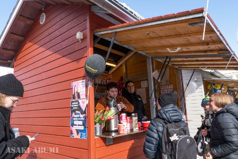 タンペレの選挙小屋、かわいいカフェにしか見えない　筆者撮影
