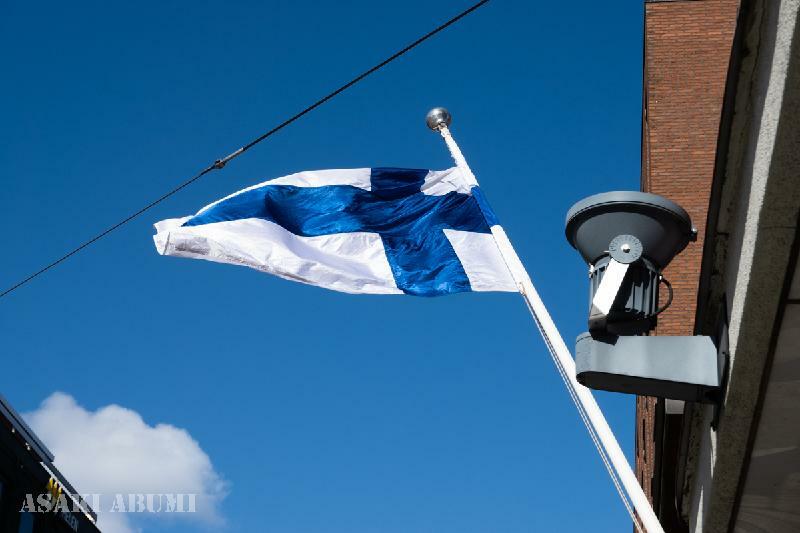 投票日はフィンランド国旗が各地に掲げられ、民主主義の日を祝う　筆者撮影