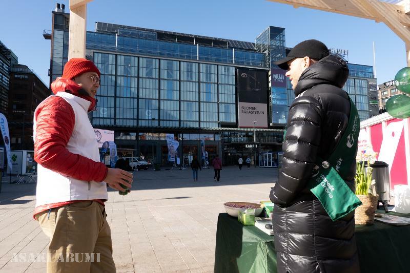 コーヒーを飲みながら話す緑の党（右）とスウェーデン人民党の人（左）　筆者撮影