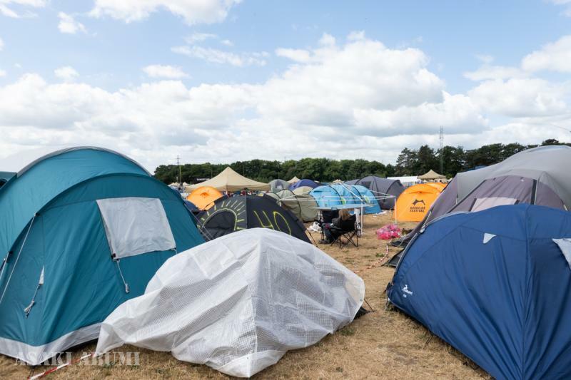 とにかく「テント・テント・テント……」。巨大なキャンプ施設に大きなカルチャーショックを受けた　筆者撮影