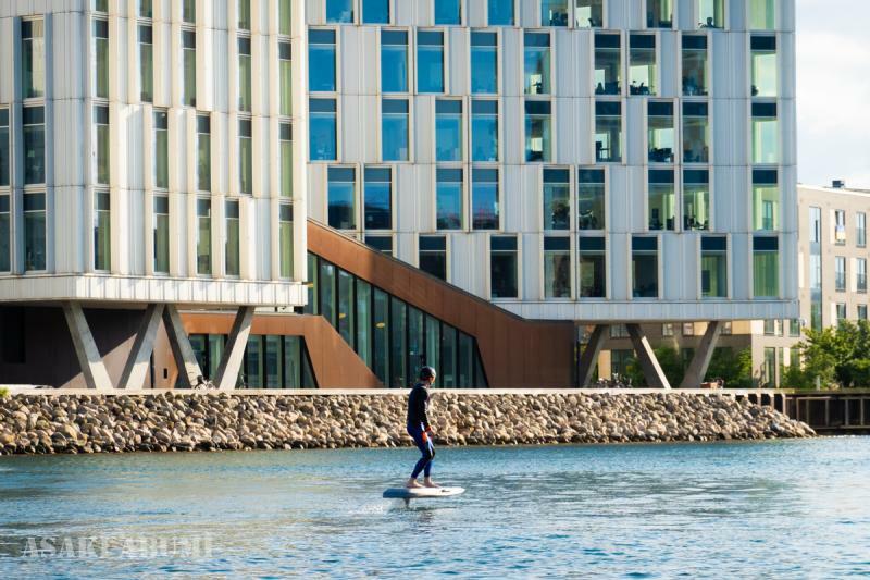 斬新な都市開発が進むコペンハーゲン。特徴的で派手な建物の目の前では市民が湾岸でスポーツを楽しんでいる　筆者撮影