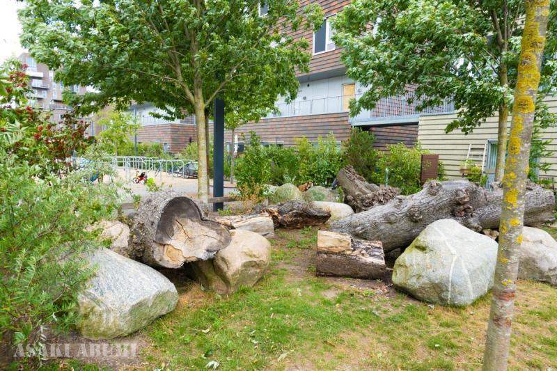 住宅街前に設置された石や木。子どもたちが楽しそうに遊ぶ光景が頭に浮かぶ。それにしてもコペンハーゲンというのは道路などに石を置くのが好きだと前から感じている　筆者撮影
