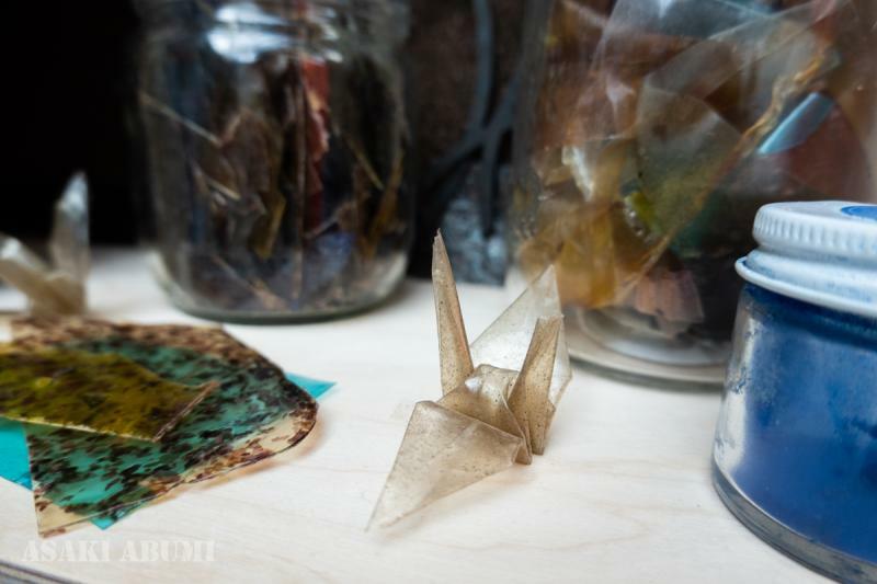 柔らかい海藻バイオプラスチックで作った折り紙の鶴。海藻で作るプラスチックは硬くも柔らかくもすることができる　筆者撮影