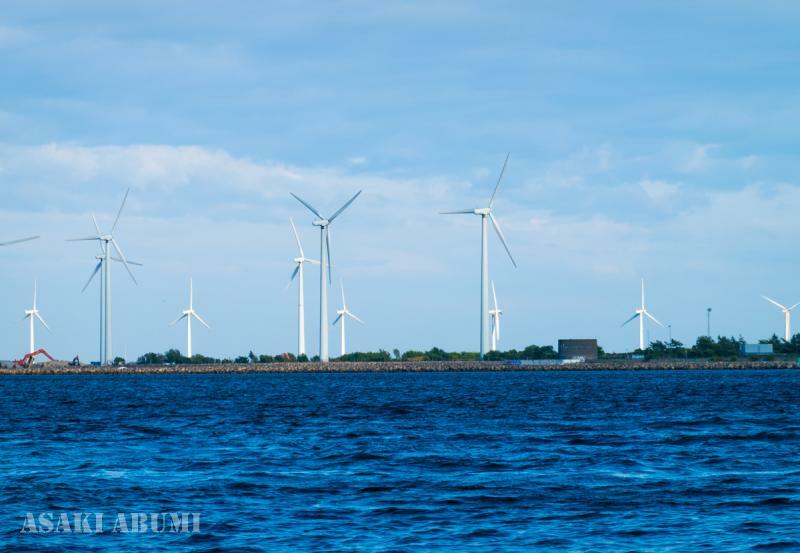 デンマークの首都コペンハーゲンの街を歩いていて驚くのは、風車が視界に入ることだ。さすが風力発電の国だとカルチャーショックを受ける　筆者撮影