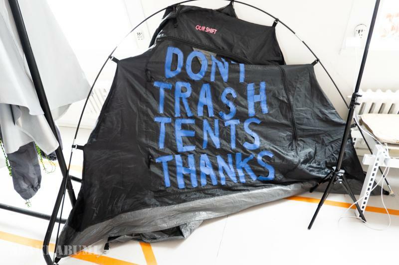 「Don't trash tents thanks」（テントを捨てないで、ありがとう）というメッセージを全面的に出したテント　筆者撮影