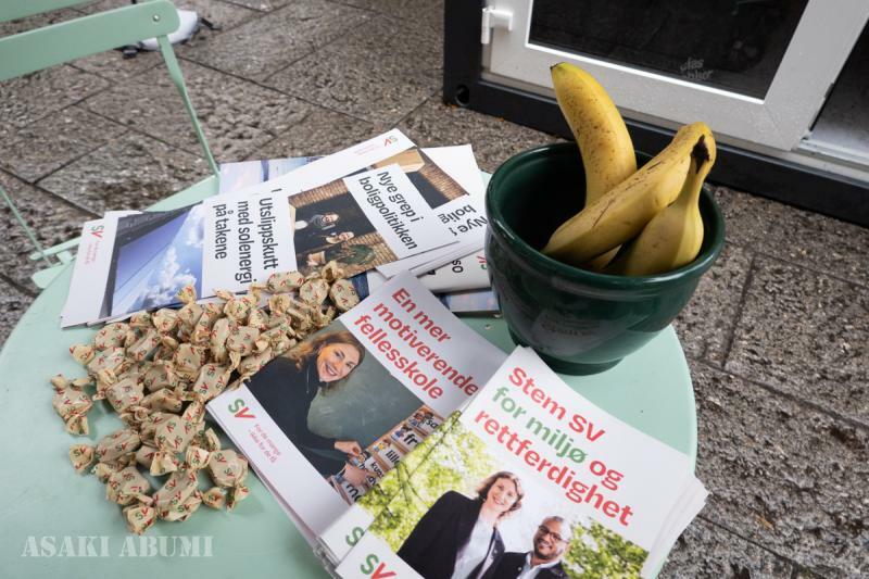 左派社会党の選挙小屋で無料配布されるバナナやキャラメル飴　筆者撮影