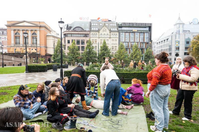 国会前でサーミ人がラヴヴォというテントで寝泊まりの座り込み抗議をし、若者は違法行為の練習をし、同時に現場では『Makta』というノルウェー政治ドラマの撮影が行われている不思議な光景　筆者撮影
