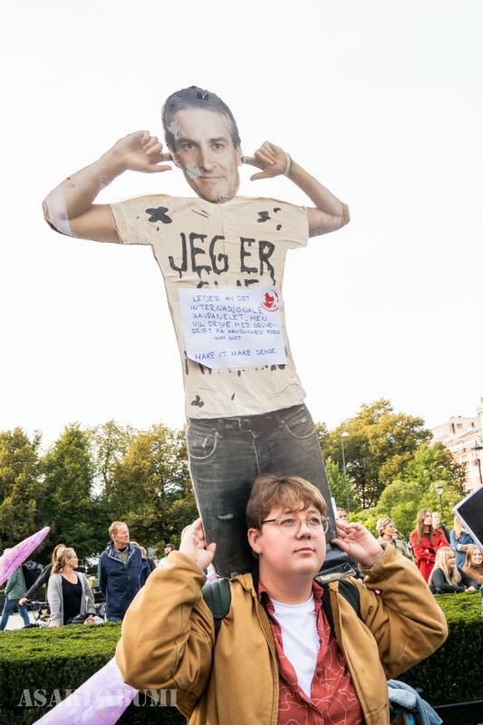 「聞く気がないノルウェー首相」のイラストで抗議する市民　筆者撮影
