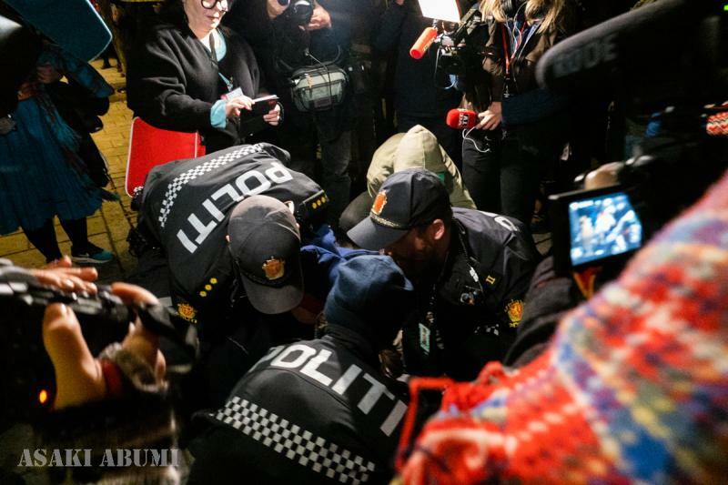 警察に運び出されると、入り口前の地面にすぐにおろされる。仲間のサーミたちが駆け付けて、手を握り、抱擁する。その光景を全てSNSで配信し拡散し、政府と警察の行為を広める　筆者撮影