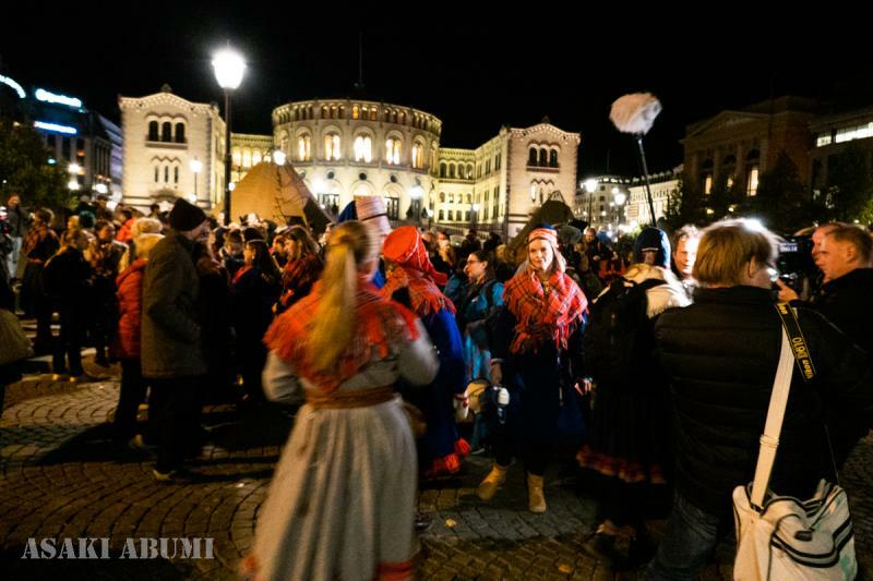 夜は帰宅する人と、国会前のラヴヴォで野宿（違法行為なのでこれも市民的不服従）をする人などに分かれた　筆者撮影