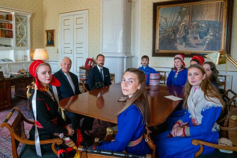 国王と王太子と面会するサーミ人の若者たち　王室提供写真　Simen Løvberg Sund, Det kongelige hoff