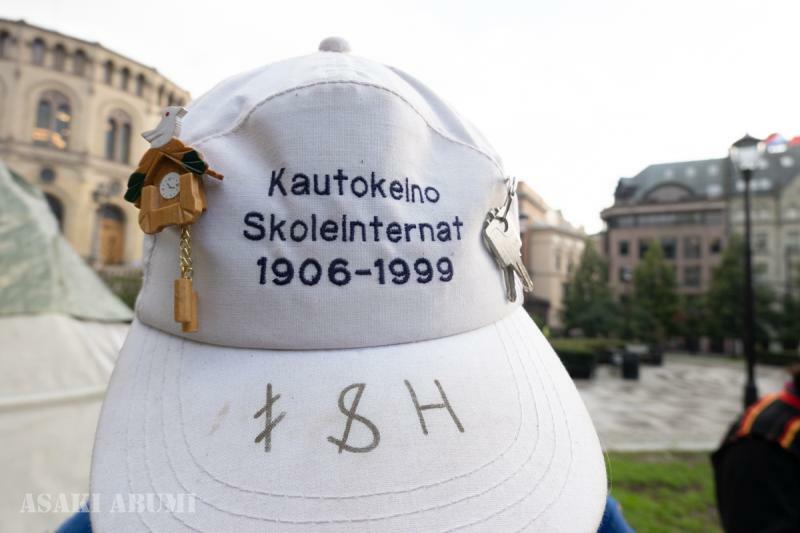 ミフカルさんの帽子には「カウトケイノ寄宿学校　1906-1999」とある。祖父は政府に「同化政策」の被害にあったひとりだ。この期間に北極圏にある寄宿学校でノルウェー語を話すことを禁止された　筆撮影