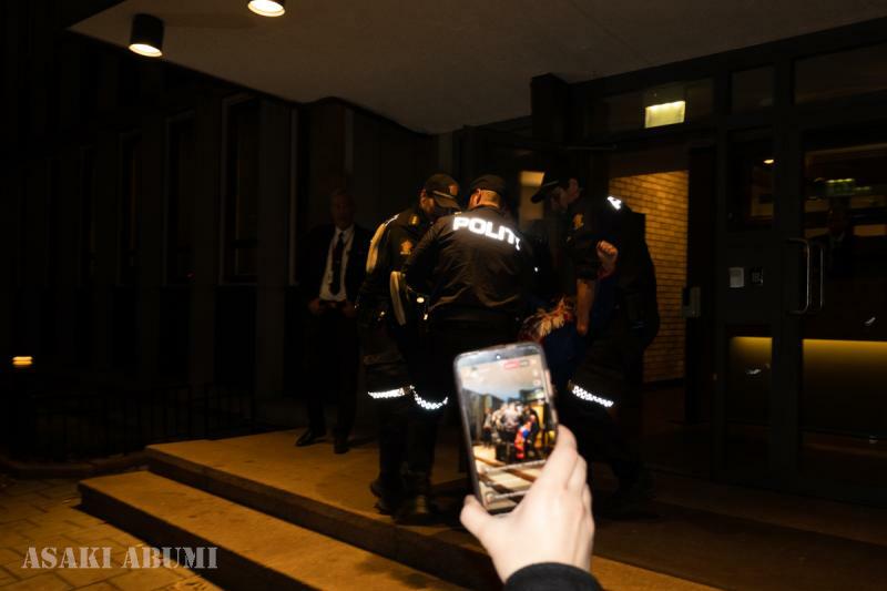 オスロ国会内での座り込みで警察から担ぎ出されて強制退去させたらたサーミ人の若者たち。その様子を仲間たちは国会ドア前で見守り、SNSで中継し続けた　筆者撮影