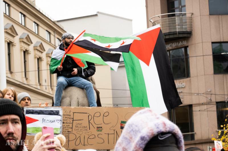 抗議デモは「市民は標的ではない」ことを訴えるもので、パレスチナだけを支持することが目的のデモではなかったが、現場にイスラエル国旗はひとつしか見当たらず、パレスチナ支持者ばかりだった　筆者撮影