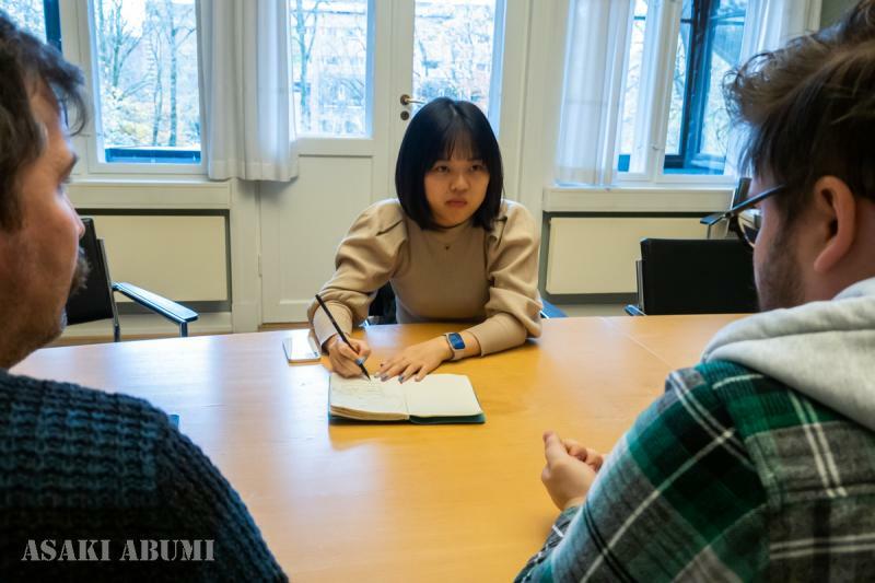 日本の若者の政治参加を高めるべく、「NO YOUTH NO JAPAN」の主要メンバーでもあり、北欧デンマークに1年間留学し、民主主義を学んできたしじみさん　筆者撮影