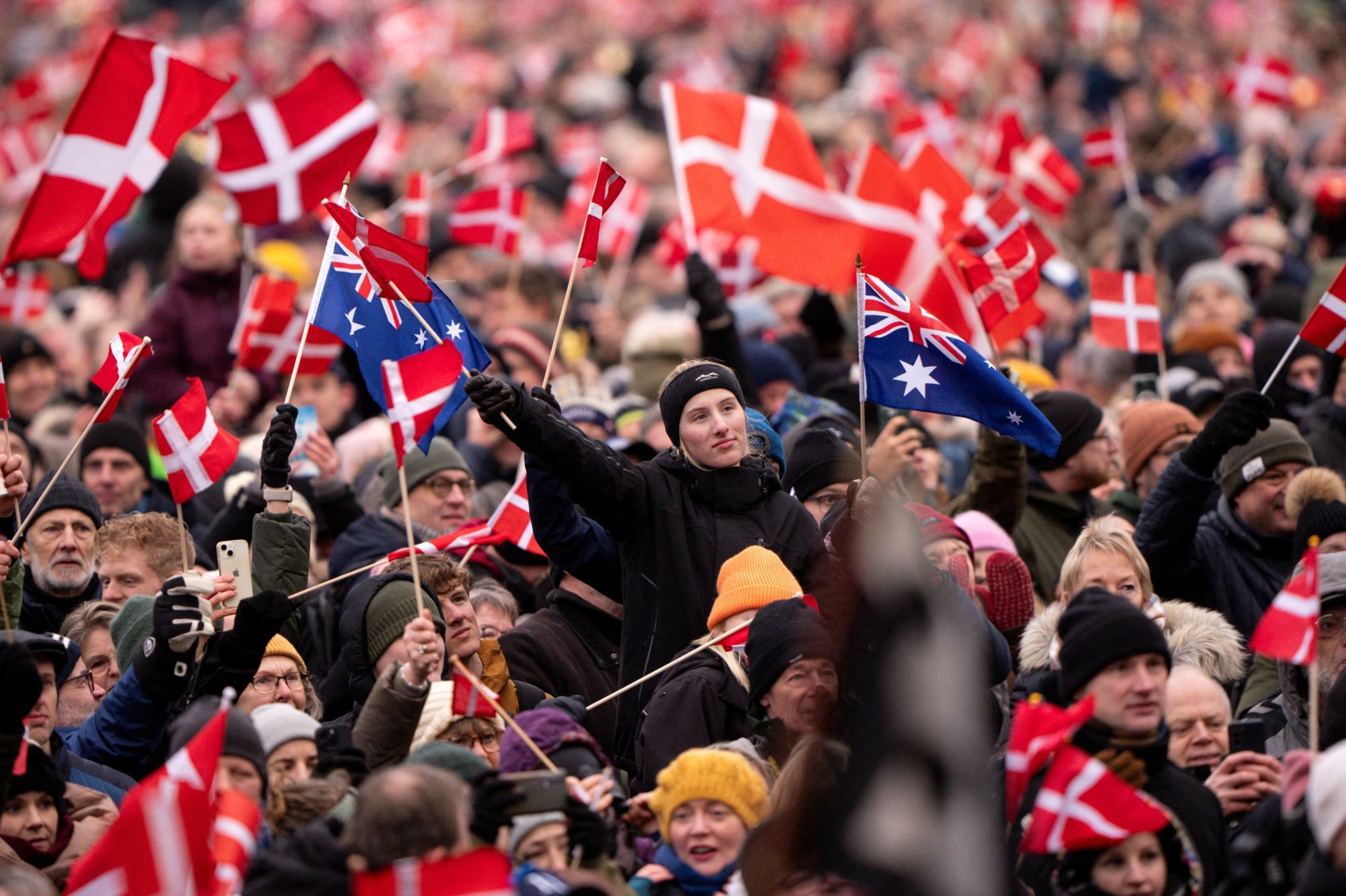 デンマーク新国王の即位を祝う国民。メアリー王妃の出身国オーストラリアの国旗を掲げる人も