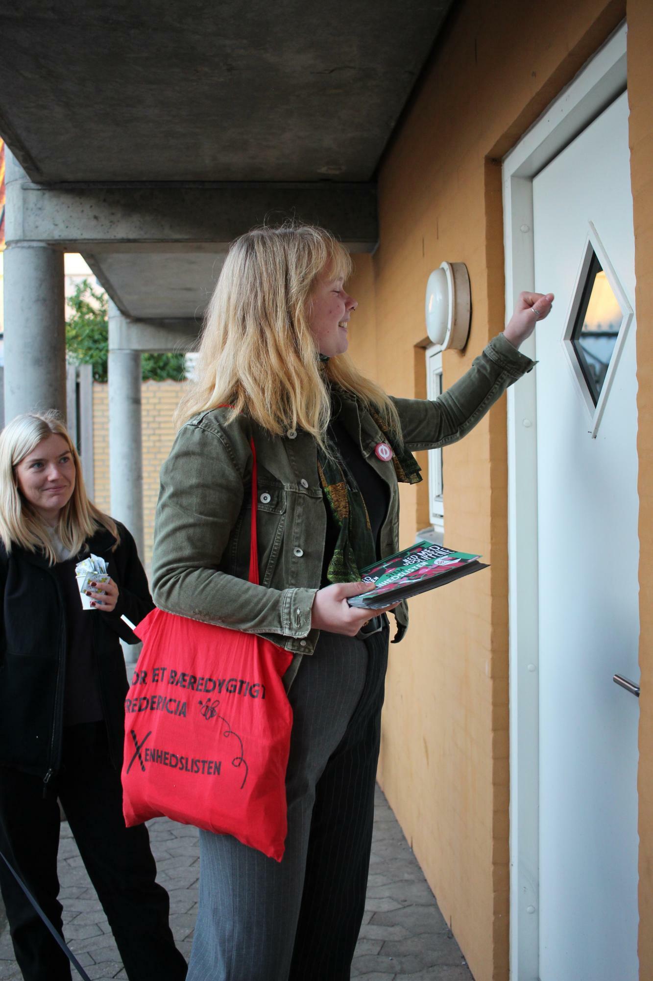 ノルウェーやスウェーデンでは伝統的な選挙中の戸別訪問だが、デンマークではまだ新しい。RGUは選挙運動の一環として戸別訪問という新しい手法を採用した青年部だ　Emmeline Brackman撮影