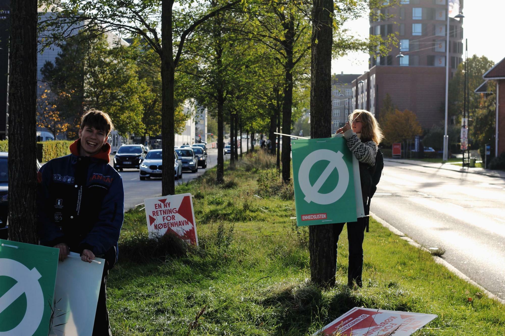 デンマーク選挙では街中に選挙ポスターが溢れかえる。他党との場所取り合戦で活躍するのは青年部だ　Emma Sinclair撮影