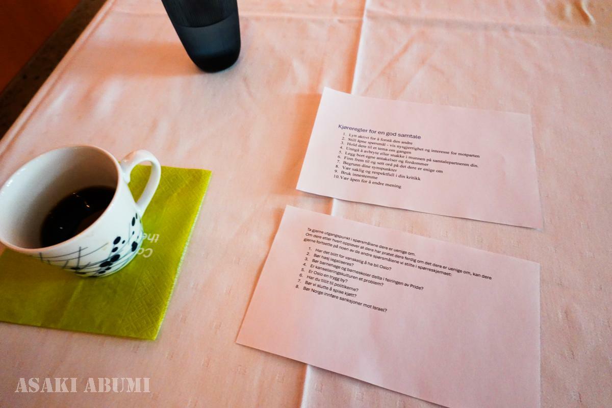 対談者のテーブルにはルールが書かれた紙が置かれていた　筆者撮影