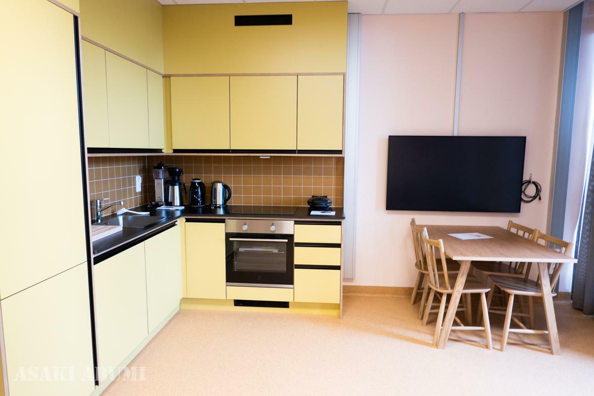 市民のアパートの部屋や病室を再現した空間もある。ノルウェーでの暮らしを練習するための場所だが、今はあまり必要とされないために、新たな活用方法を検討中だ　筆者撮影