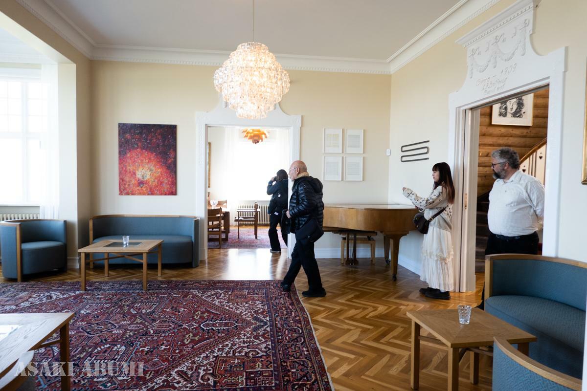 アール・ヌーヴォー様式、ネオ・バロック様式、ノルウェーの国民的ロマン主義の影響が見られる建物の中を進むと、参加者が見たいと思っていた部屋がそこにあった　筆者撮影