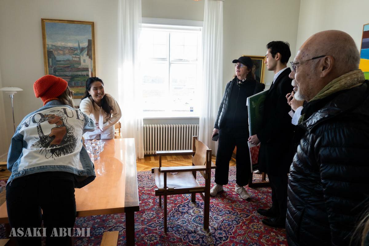 歴史的なテーブルで、平和の握手をするウクライナの若者たち　筆者撮影