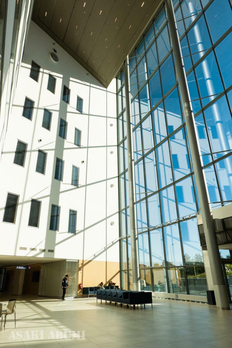 今回はフィランドのデジタルヘルス取材のために、ヘルシンキ大学病院を訪れていた。天井が高く、日光が院内を明るく照らしていた。他国の記者とともに、私たちは「ここが病院!?」と驚いた　筆者撮影
