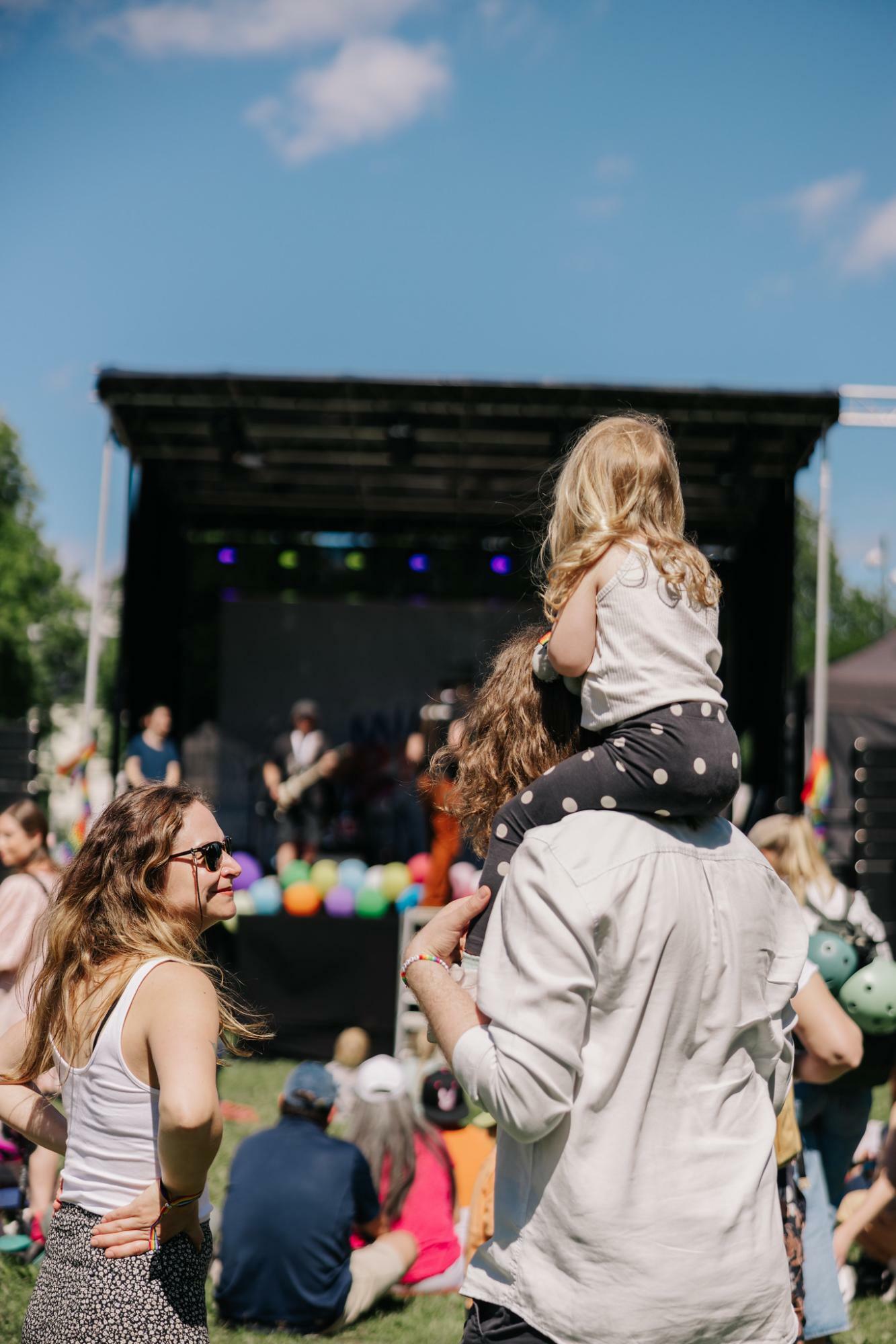  オスロ・プライド期間中のコンサートを楽しむ市民。プライドは子どものためのイベントでもある　写真：Julia Kalvik / Oslo Pride