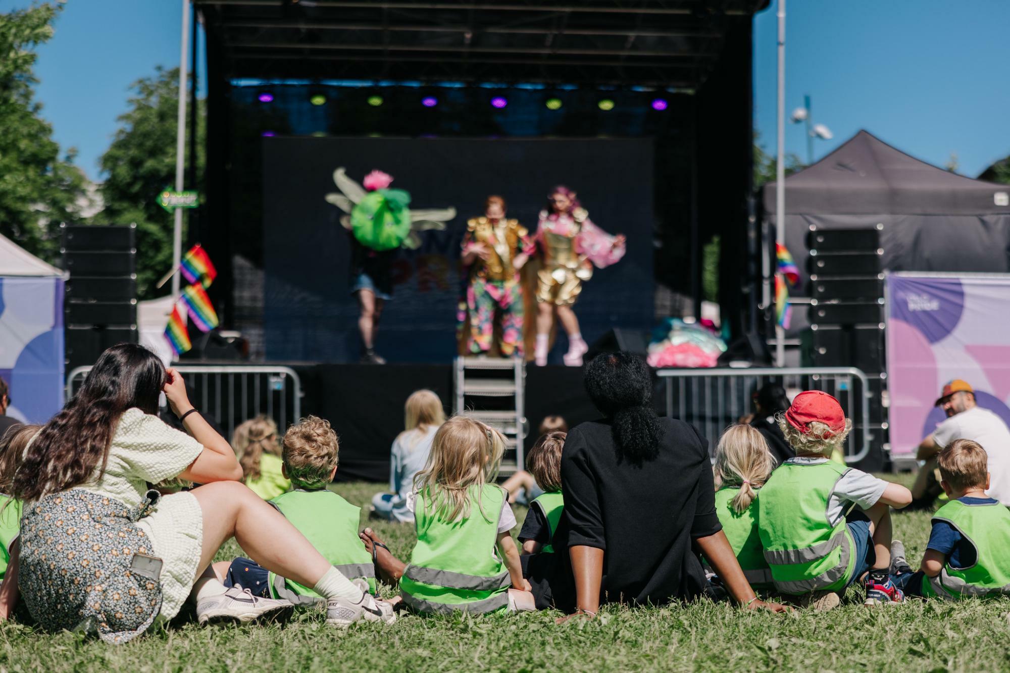 スポーツと関わらずに育つ子はいない。だからこそ、シスヘテロ規範中心的であることは問題視される。写真は子ども向けのプライド行事　撮影：Julia Kalvik / Oslo Pride