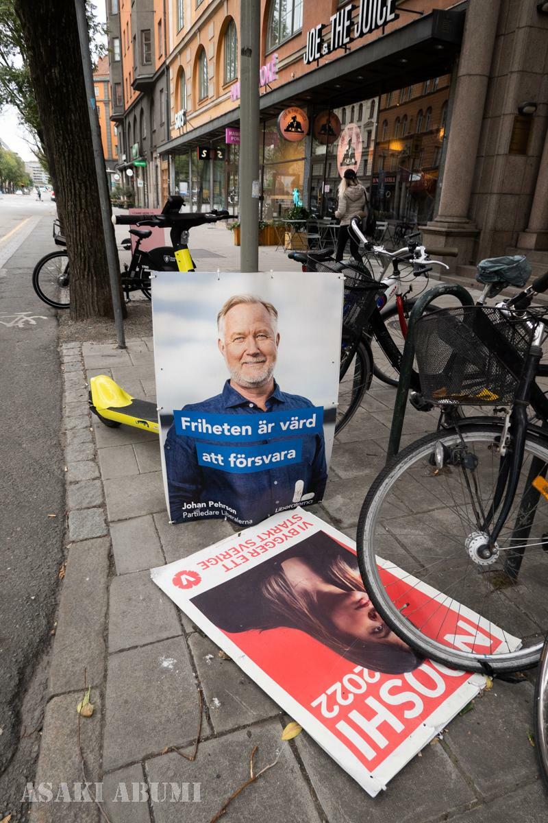 スウェーデン。通りにポスターはよく落ちているが、風のせいだろうか？いや、誰かがはがした可能性のほうが高い　筆者撮影