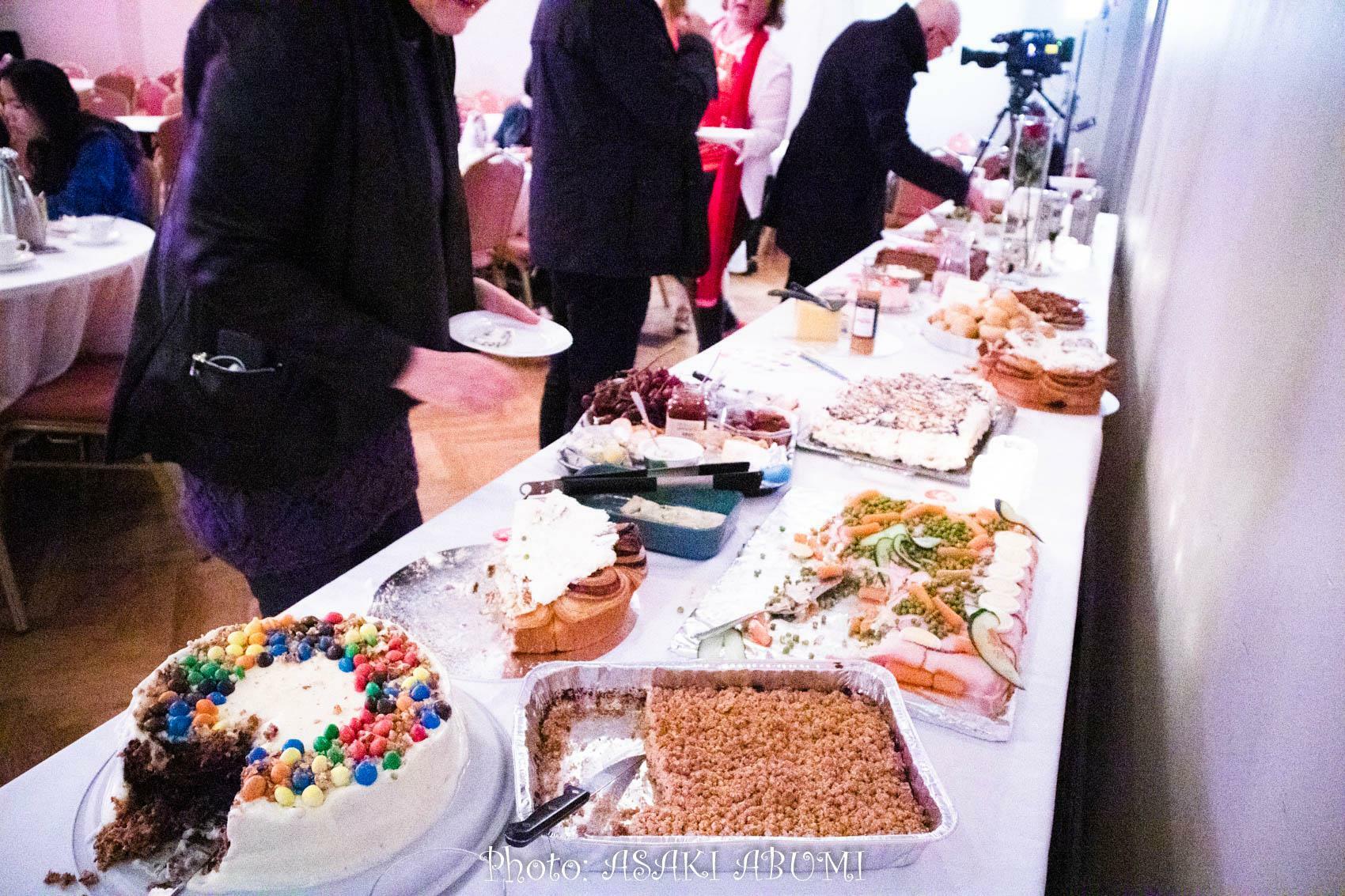 アイスランドでは投票日は各政党の選挙オフィスでケーキとコーヒーパーティーが始まる。ケーキ食べ放題で、市民は選挙の日を楽しむ。複数の政党をまわる市民も多い　筆者撮影