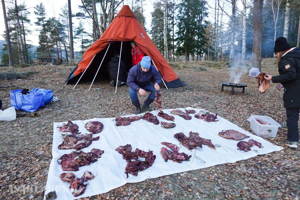 トナカイ料理の伝統を守るために、オスロのサーミコミュニティで開催されたトナカイの薫製(くんせい)教室。後ろのテントはサーミ人の移動型住居ラヴヴォで、中でたき火して薫製も可能　筆者撮影