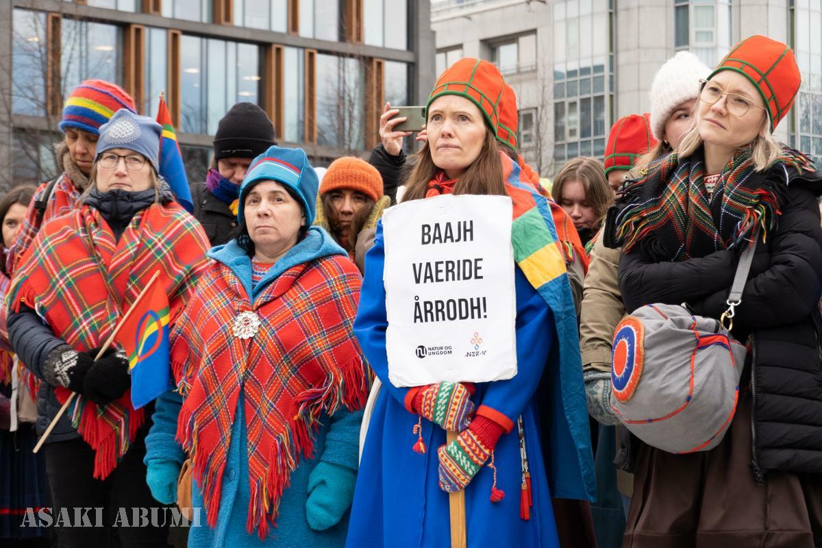 ノルウェー政府がサーミのトナカイ放牧地に風車を立てていることに抗議するサーミ人　筆者撮影