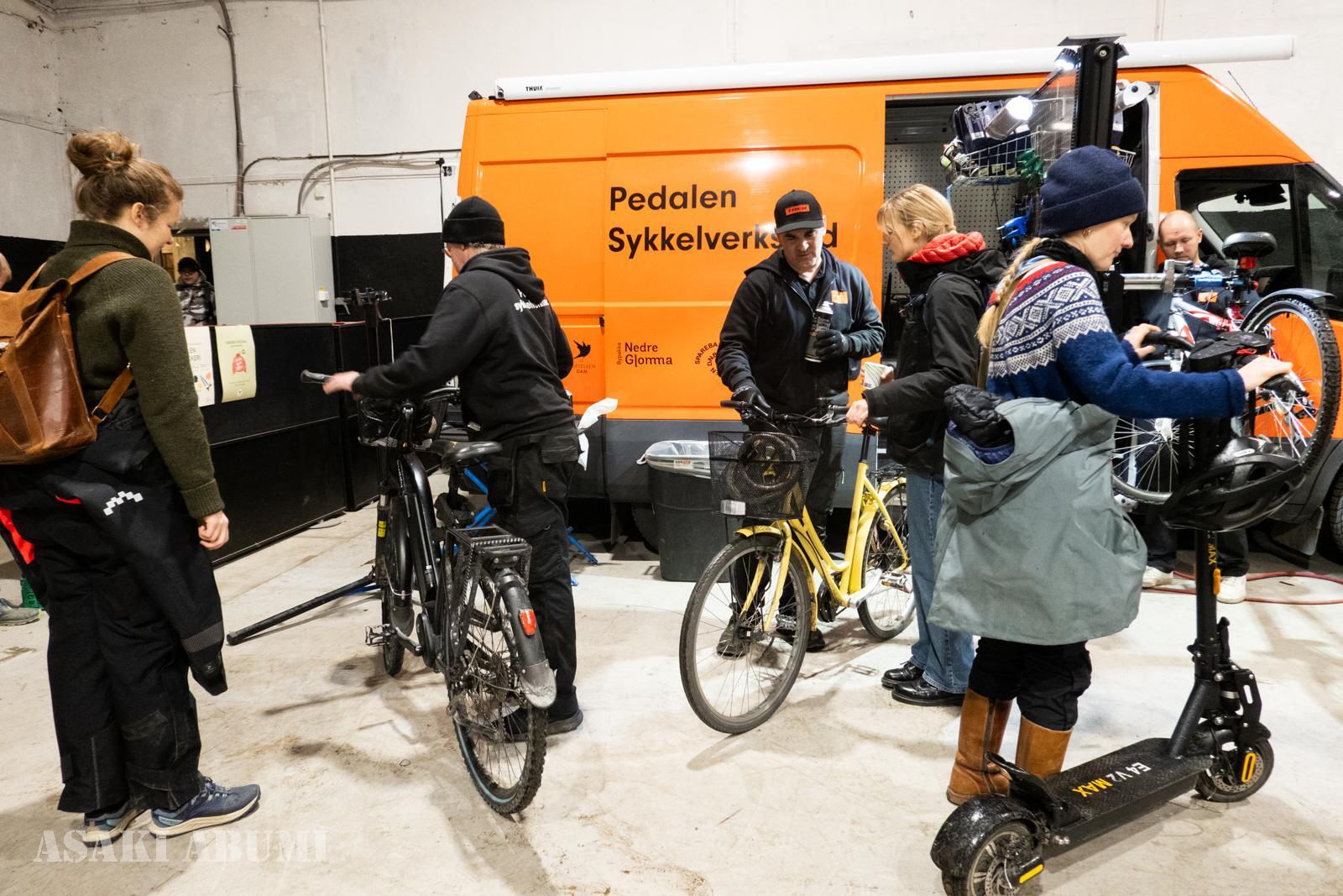 古着を売るだけではなく、自転車などの無料修理を行い、市民が続々と自転車を押しながら入場してきた