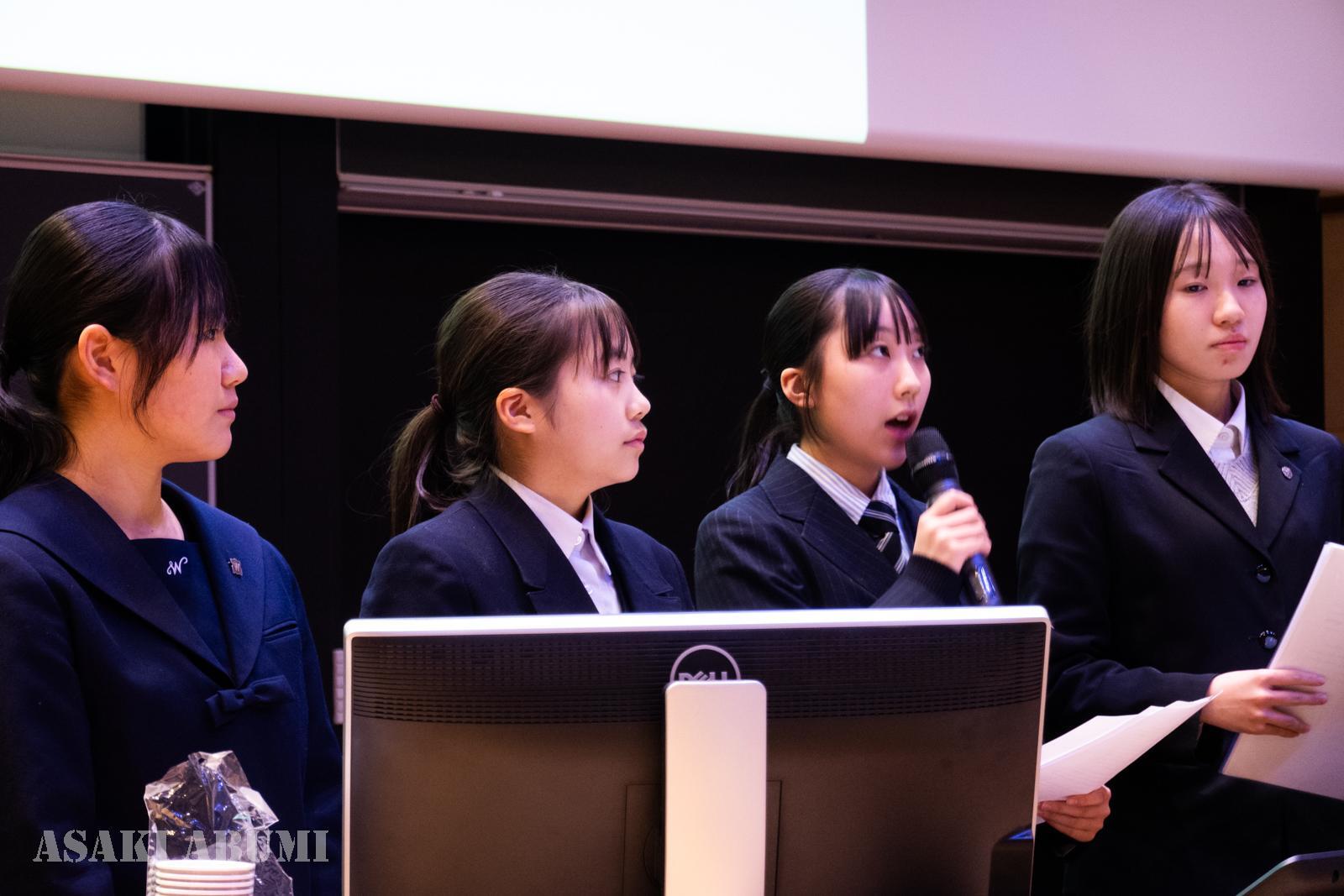 高校生平和大使の「私たちは微力かもしれないが、無力ではない」のメッセージがオスロ大学の講堂に響いた時、市民からは大きな拍手があがった　筆者撮影